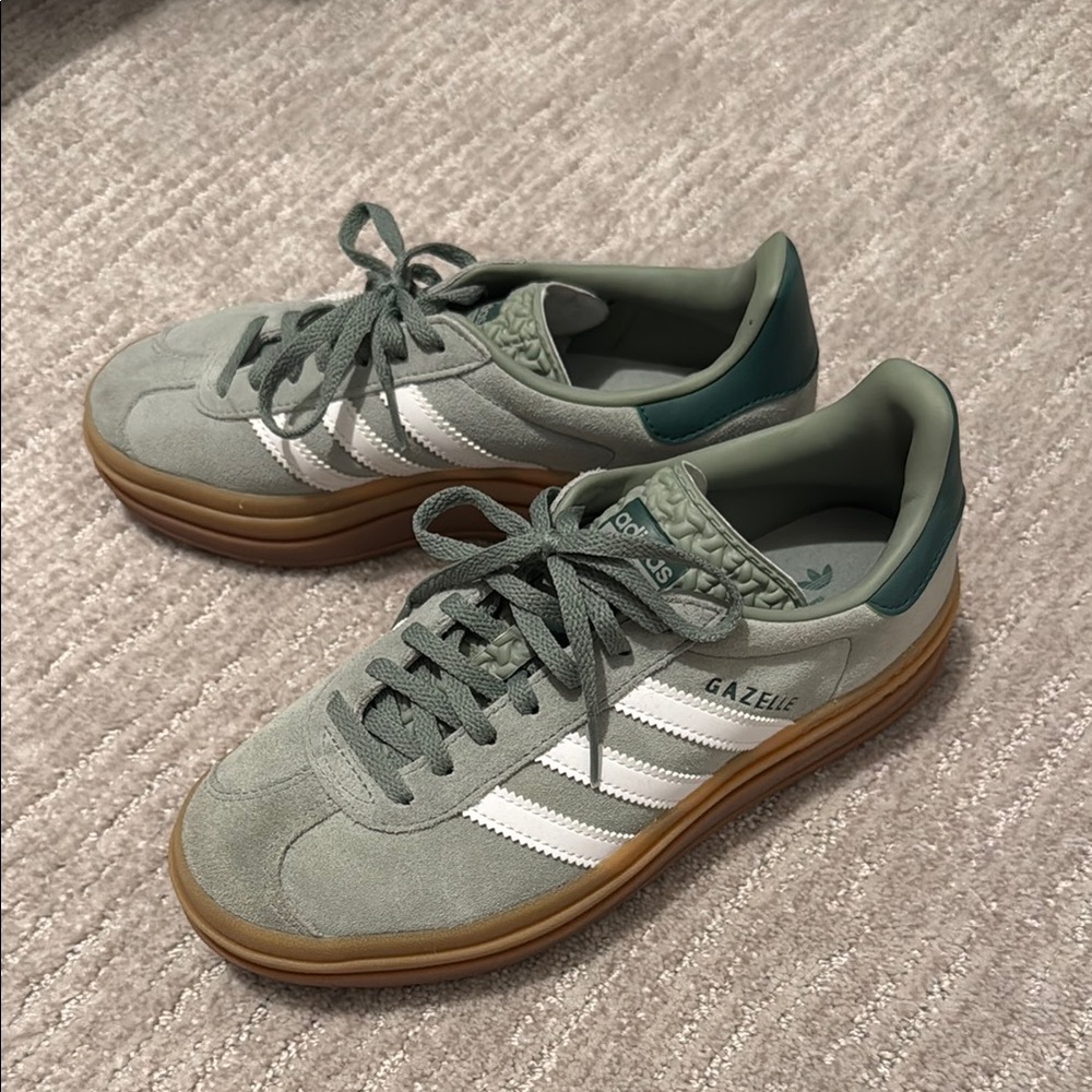 Adidas Green and White Sneakers for Everyday Comfort / never worn!